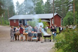 Draußen kochen und essen hilft an heißen Tagen, einen kühlen Kopf zu bewahren!