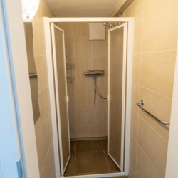 Badezimmer im Gruppenhaus Graahof für Jugendliche in Südtirol