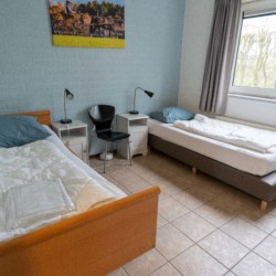 Schlafraum im barrierefreien Gruppenhaus Bakhuis Koetshuis für behinderte Menschen in den Niederlanden