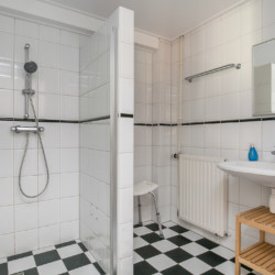 Badezimmer im handicapgerechten niederländischen Gruppenhaus Zonneroos.