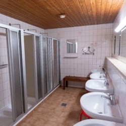 Badezimmer im Gruppenhaus Kurzenhof für Kinder und Jugendliche in Österreich