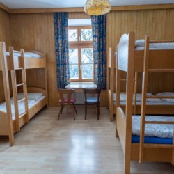 Schlafraum im Gruppenhaus Waldhof für Kinder und Jugendliche in Österreich