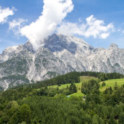 Die Berge umgeben das Gruppenhaus Waldhof in Österreich