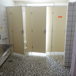 Badezimmer im Freizeitheim Rubjerglejren für Kinder und Jugendliche in Dänemark direkt am Meer