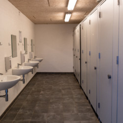 Sanitärgebäude im Freizeitheim Trevaeldcenter für Kinder und Jugendliche in Dänemark