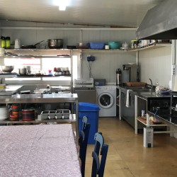 Küche im Camp für Jugendgruppen am Strand in Griechenland