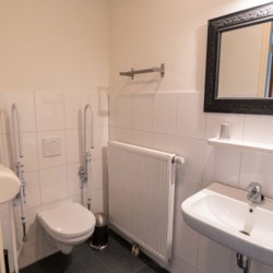 Badezimmer für Menschen mit Behinderung im Haus Reggehoeve für Gruppenreisen in die Niederlande