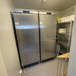 Küchenlager mit Kühlschränken im Haus Solsetra Misjonsgard in Norwegen