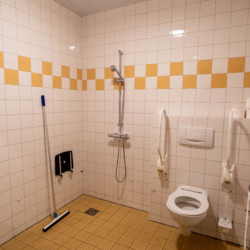 Rolligerechtes Badezimmer im haus Beuk in den Niederlanden für Handicapreisen.