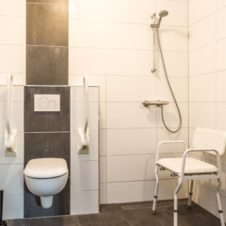 Barrierefreie Badezimmer im Gruppenhaus Eikenhorst in den Niederlanden für Behinderte und Rollstuhl-Fahrer