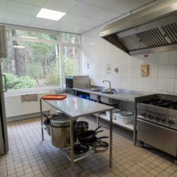 Große und helle Gruppenküche im Freizeitheim Kwartjesberg in den Niederlanden.