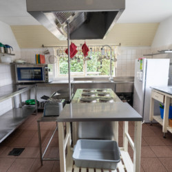 Geräumige und helle professionelle Küche im Gruppenhaus Markestee für Handicapreisen in die Niederlande.