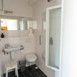 Rolligerechtes Badezimmer im niederländischen Haus Markestee für Reisen mit Handicap.