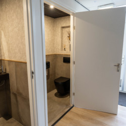Toiletten im niederländischen Gruppenhaus Nieuwe Brug