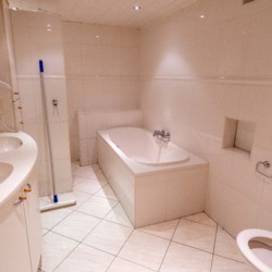 Sauberes und modernes Badezimmer im Jugendhaus Hof Nijsingh