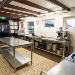 Geräumiger Küchenbereich im Haus Nijsingh für Gruppenreisen in die Niederlande