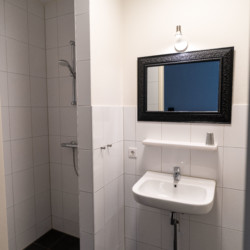 Badezimmer im Gruppenhaus Reggehoeve in den Niederlanden für Jugendfreizeiten und behinderte Menschen