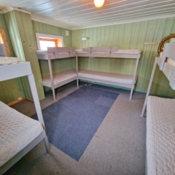 Schlafzimmer im norwegischen Jugendfreizeitheim Blestolen für Jugendreisen.