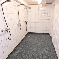 Modernes Sanitär im norwegischen Freizeitheim Blestolen für Selbstversorgergruppen.