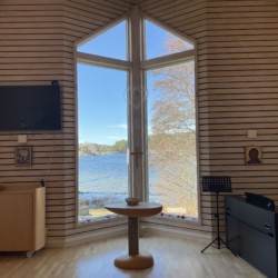 Kirchraum mit Panorama im Haus Ängögarden in Schweden