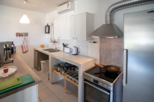 Die Küche im griechischen Feriencamp für Jugendfreizeiten direkt am Mittelmeer.