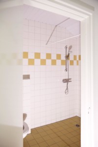 bodentiefe Dusche im holländischen Gruppenhaus Beuk für behinderte Menschen