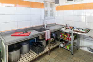 Die Küche im griechischen Feriencamp für Jugendfreizeiten direkt am Mittelmeer.