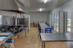 Küche mit Esstisch im griechischen Freizeithaus Strandlodges Panorama für Gruppenreisen.