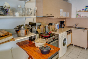 Die Küche im griechischen Freizeitheim Apollon für Gruppenreisen.