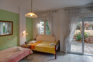 Ein Schlafzimmer im griechischen Freizeitheim Apollon für Gruppenreisen.