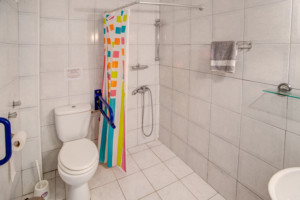 Sanitäre Anlagen mit Dusche und WC im griechischen Freizeitheim Apollon für Gruppenreisen.