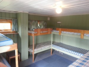 Schlafzimmer im Gruppenhaus in Norwegen am See in der Nähe von Oslo mit Namen Blestölen.
