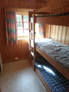 Schlafzimmer im skandinavischen Freizeitheim in der Nähe von Oslo.