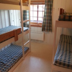 Das norwegische Freizeitheim in den Bergen Blestölen hat Zimmer mit viel Holz.