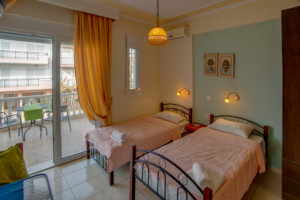 Ein Doppelzimmer im griechischen Freizeitheim Apollon für Gruppenreisen.