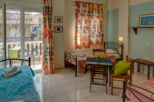 Ein Schlafzimmer im griechischen Freizeitheim Apollon für Gruppenreisen.