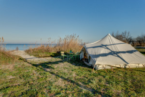 Ein Zelt im griechischen Feriencamp für Jugendfreizeiten direkt am Mittelmeer.