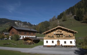 Das Gruppenhaus und Gelände des Höllwarthof in Österreich.