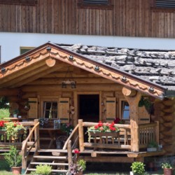 Eine Blockhütte am Höllwarthof in Österreich.