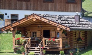 Eine Blockhütte am Höllwarthof in Österreich.