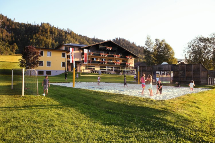 Beachvolleyball und Fußballtore am Gruppenhaus Simonyhof für barrierefreie Gruppenreisen in Österreich.