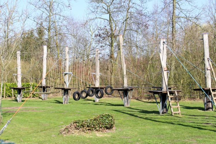 a Niedrigseilgarten am niederländischen Gruppenhaus Bakhuis für behinderte Menschen