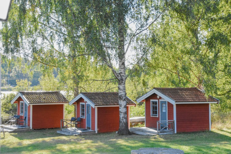 Schlafhütten im schwedischen Freizeitheim Idrottsgarden in der Natur für große und aktive Jugendgruppen.
