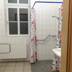 Der rolligerechte Duschbereich im Gruppenhaus Burlage in Deutschland.