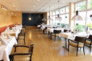 Der Speisesaal im Heidehotel Bad Bevensen in Deutschland.