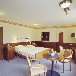 Ein Doppelzimmer im deutschen Heidehotel in Bad Bevensen.