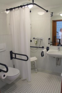 Die handicapgerechten Badezimmer im Heidehotel Bad Bevensen in Deutschland.