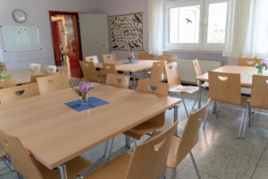 schöner Speisessal direkt neben der Küche im Erdgeschoss des deutschen Kinder- und Jugendfreizeitheims Waldheim Häger