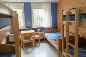 5-Bettzimmer im deutschen Kinder- und Jugendgruppenhaus Waldheim Häger