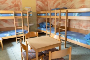 Mehrbettzimmer im deutschen Kinderfreizeit und Jugendfreizeithaus Waldheim Häger